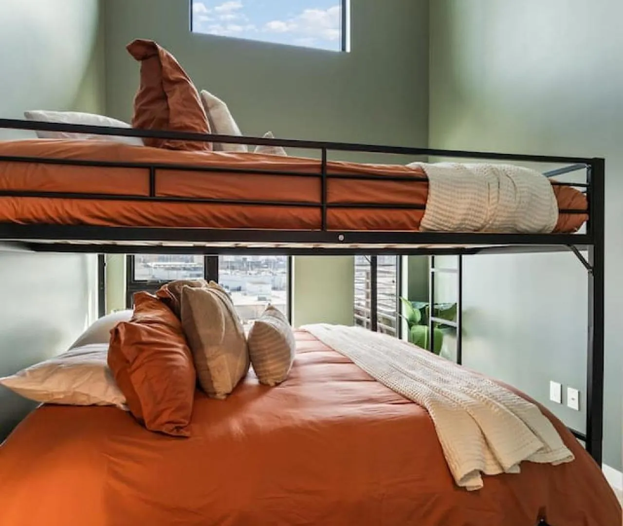 Penthouse Luxury With Pool Patio And City View Plus Walk To Broadway Nashville
