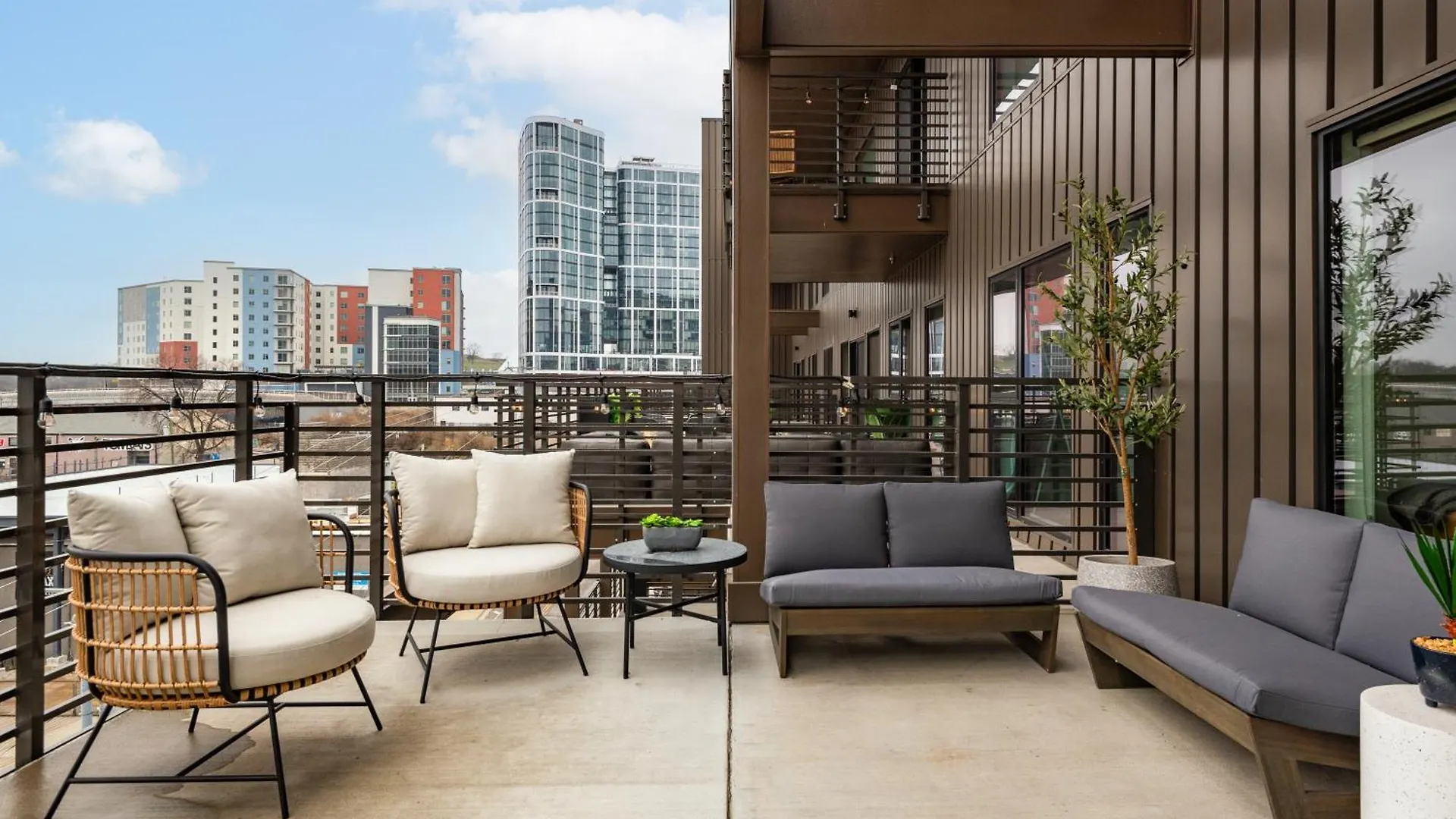 Penthouse Luxury With Pool Patio And City View Plus Walk To Broadway Nashville 0*,  United States