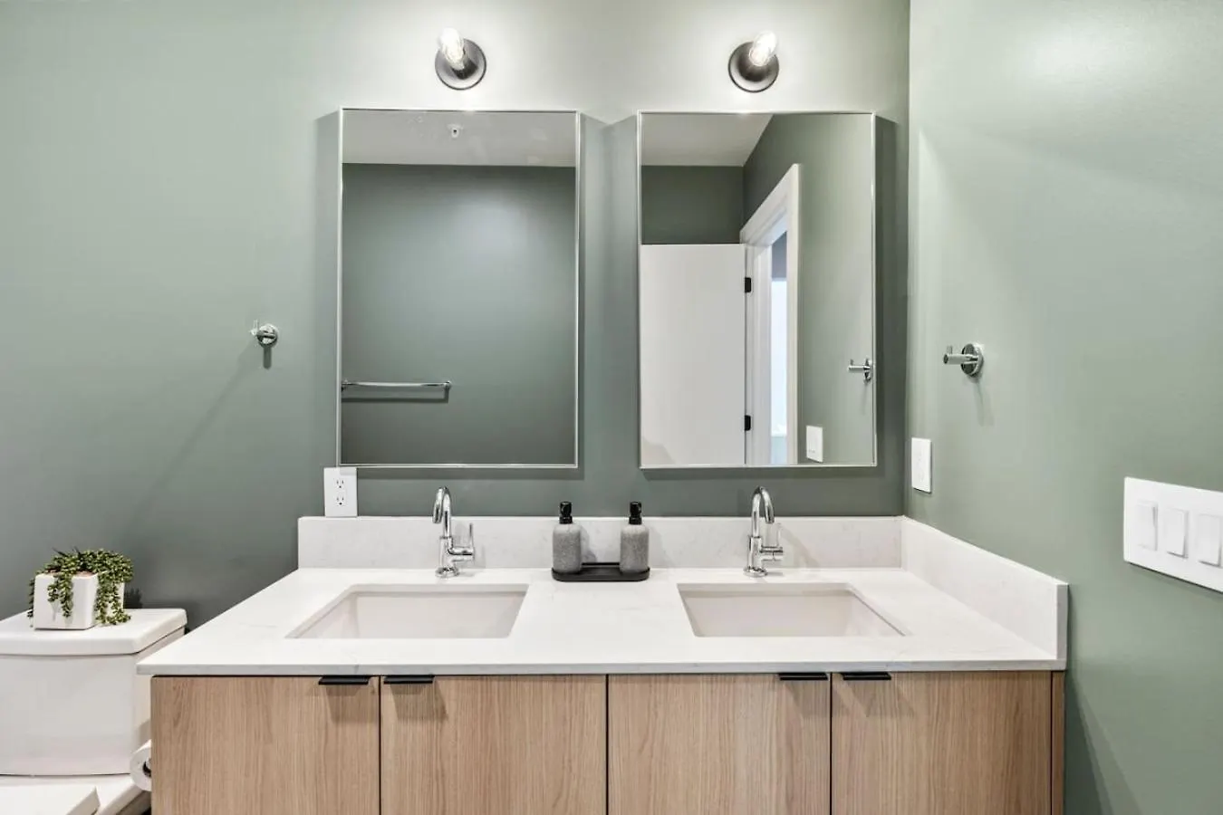 Penthouse Luxury With Pool Patio And City View Plus Walk To Broadway Nashville 0*,  United States