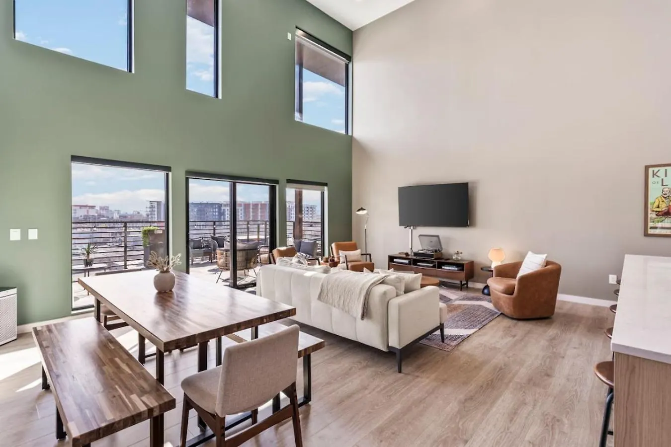 Penthouse Luxury With Pool Patio And City View Plus Walk To Broadway Nashville
