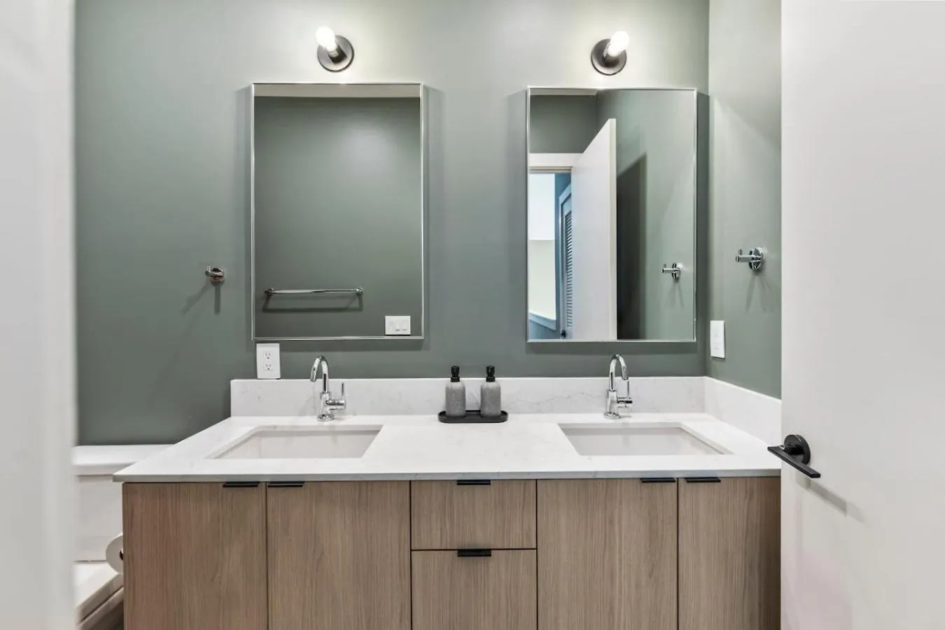 Penthouse Luxury With Pool Patio And City View Plus Walk To Broadway Nashville Holiday home