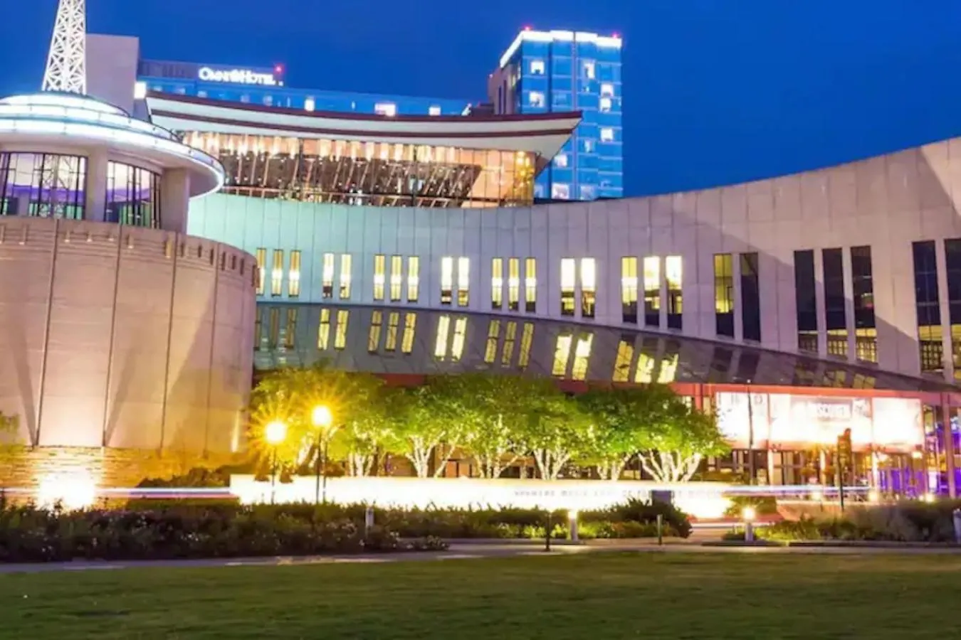 Penthouse Luxury With Pool Patio And City View Plus Walk To Broadway Nashville Holiday home