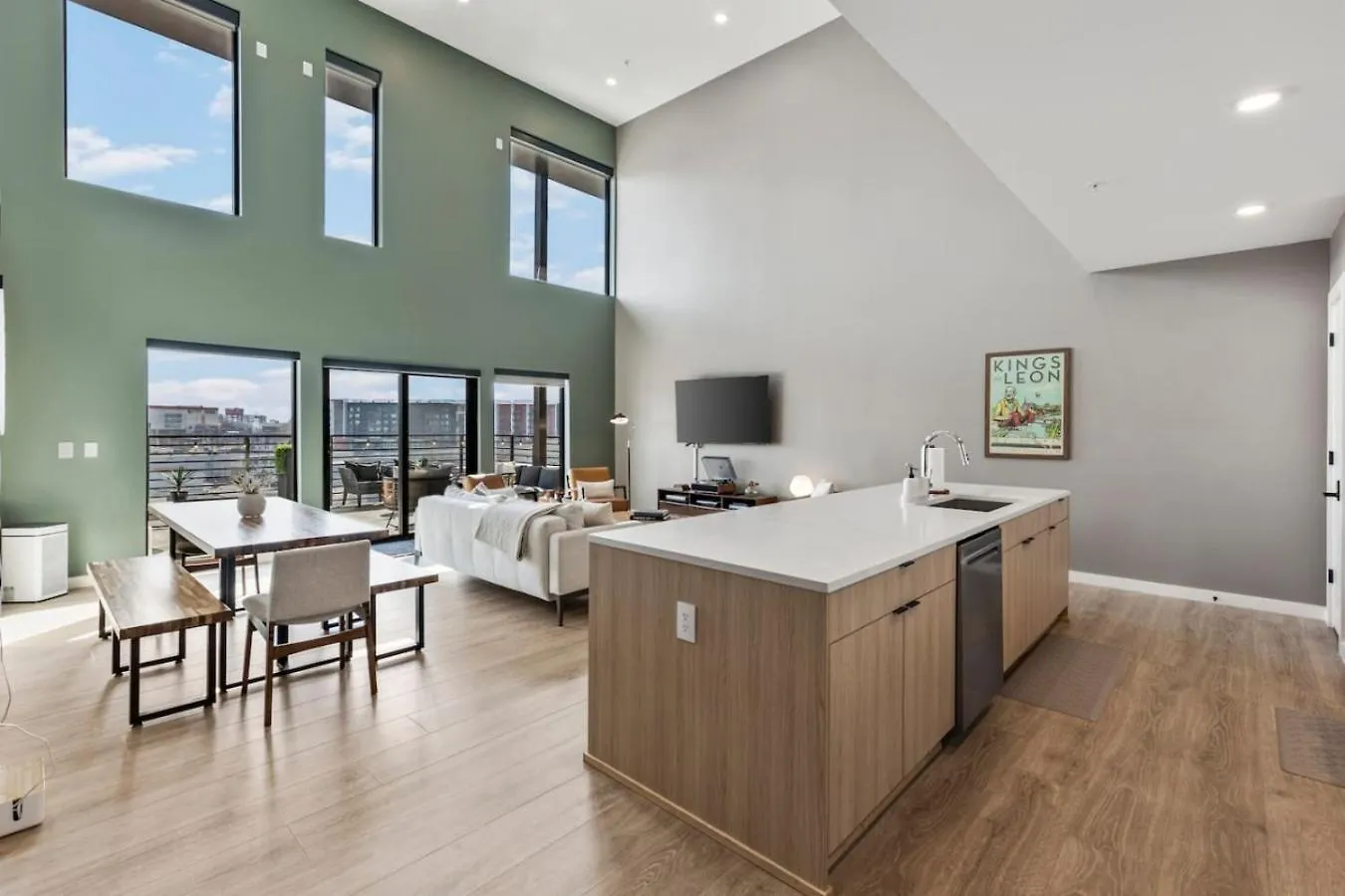 Penthouse Luxury With Pool Patio And City View Plus Walk To Broadway Nashville